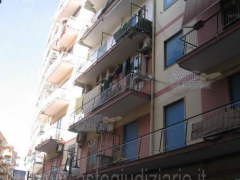 Appartamento al piano secondo con balcone - 2